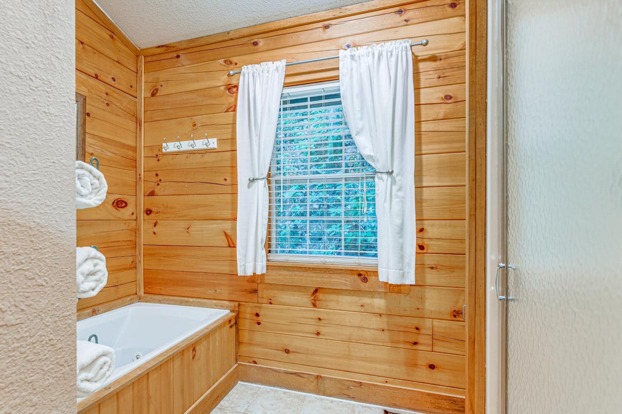 Serene Maggie Valley Retreat With Deck And Hot Tub! 외부 사진