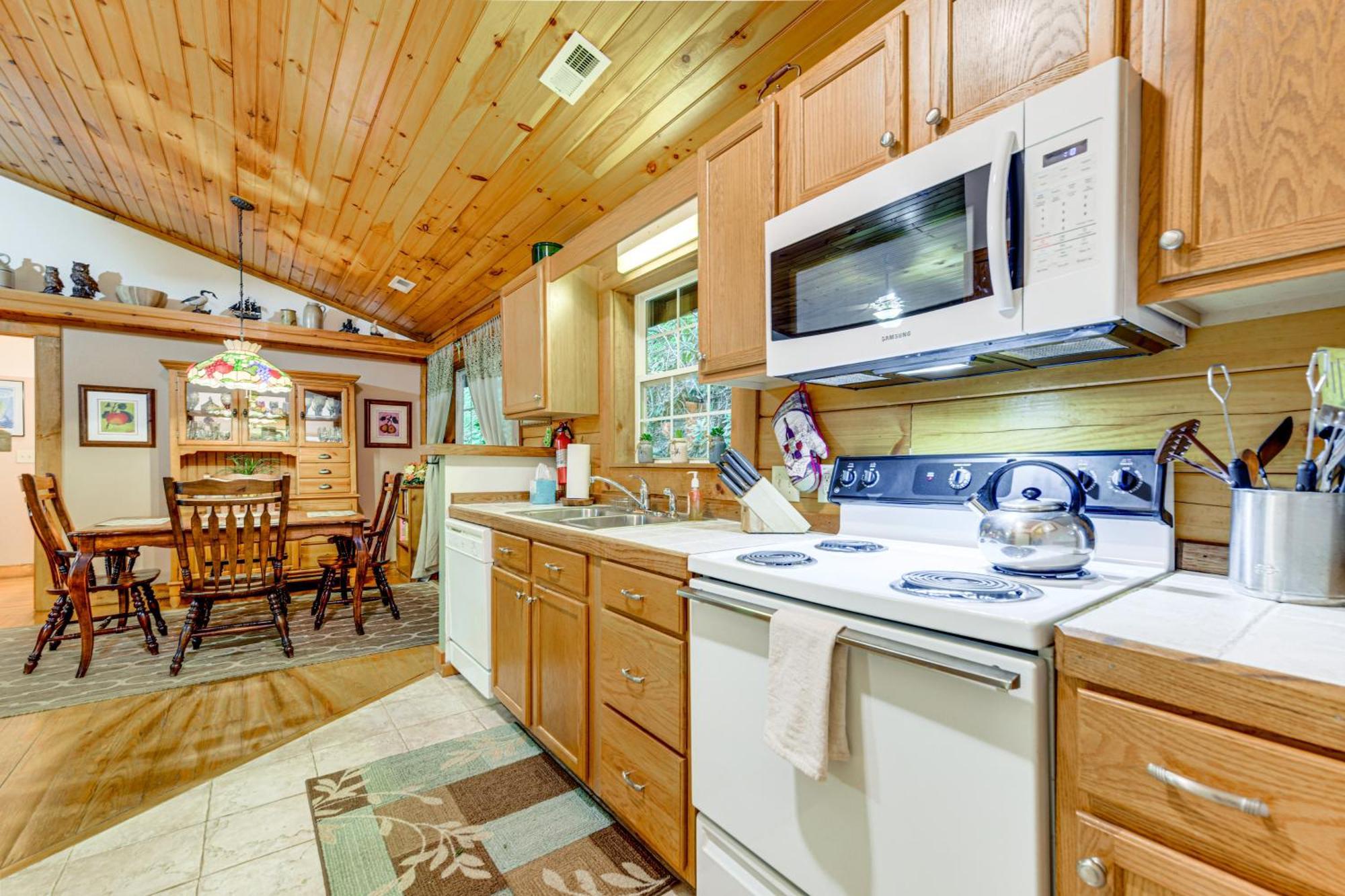 Serene Maggie Valley Retreat With Deck And Hot Tub! 외부 사진