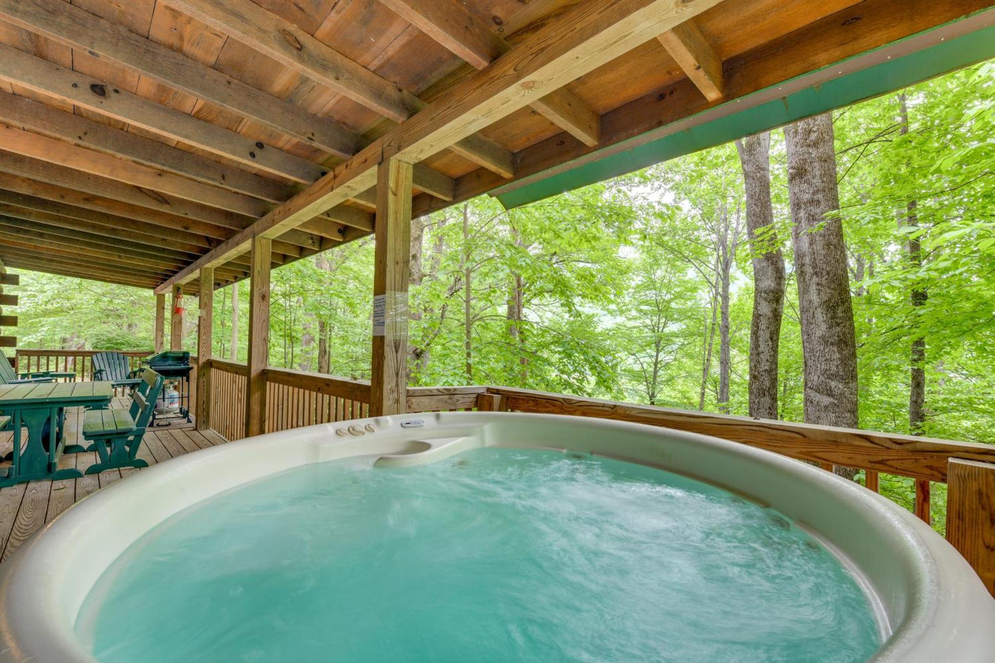 Serene Maggie Valley Retreat With Deck And Hot Tub! 외부 사진