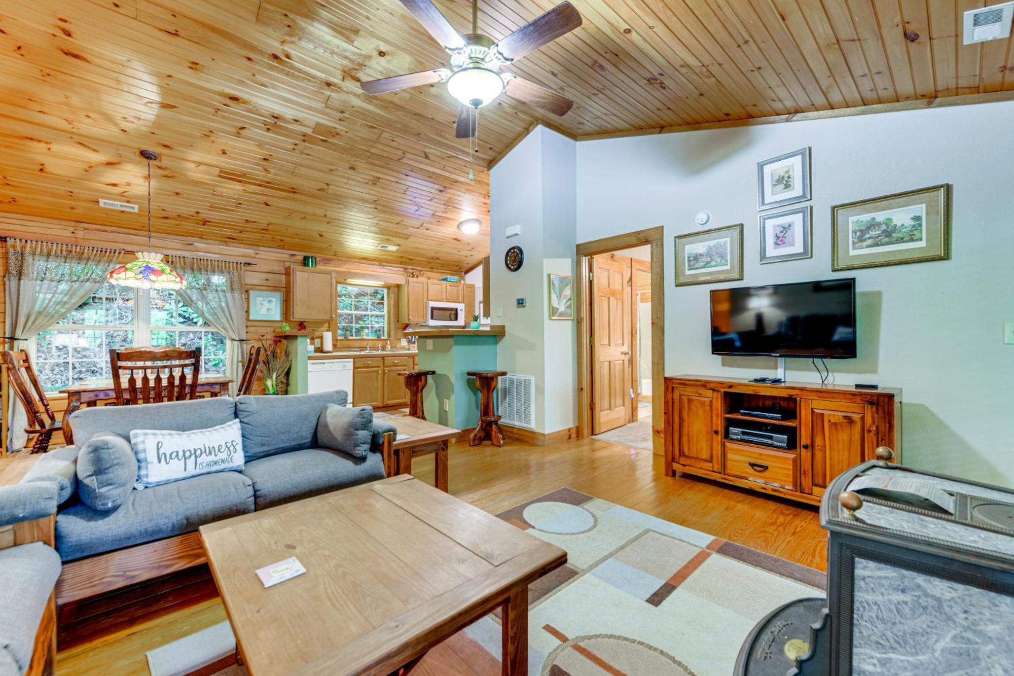 Serene Maggie Valley Retreat With Deck And Hot Tub! 외부 사진