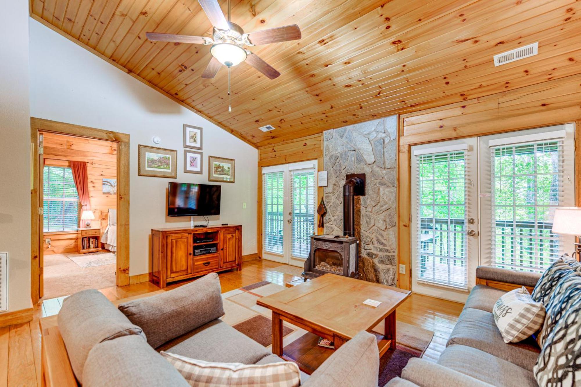 Serene Maggie Valley Retreat With Deck And Hot Tub! 외부 사진
