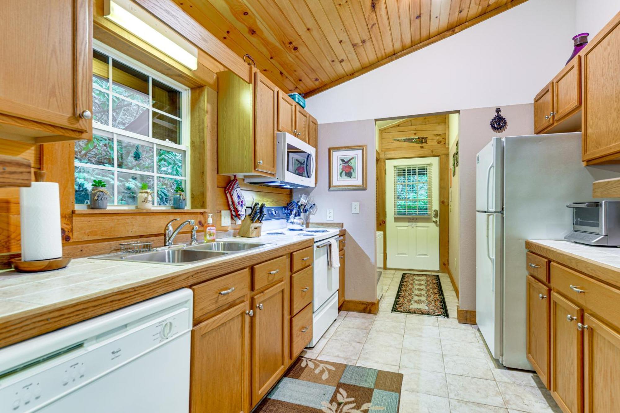 Serene Maggie Valley Retreat With Deck And Hot Tub! 외부 사진