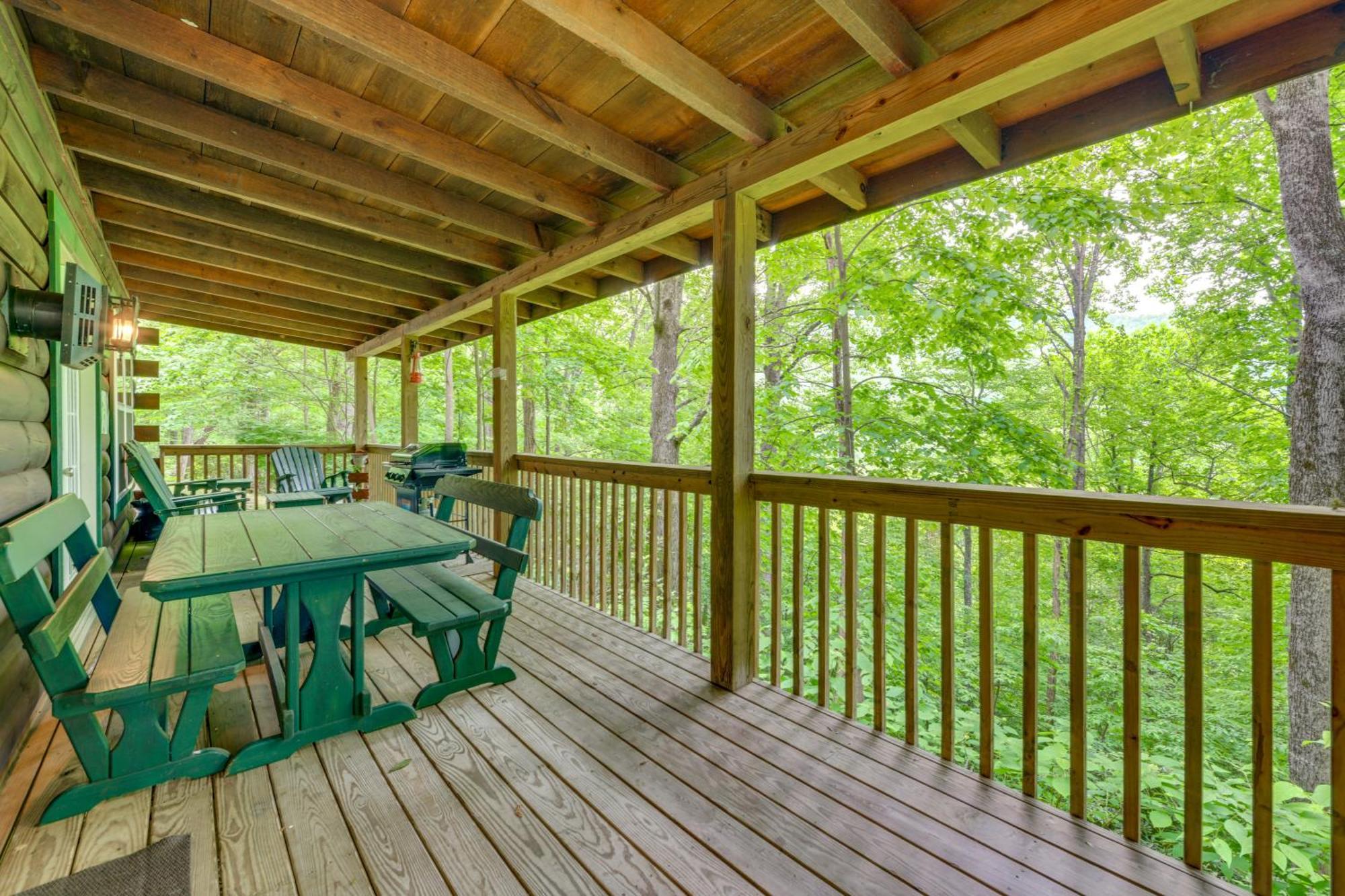 Serene Maggie Valley Retreat With Deck And Hot Tub! 외부 사진