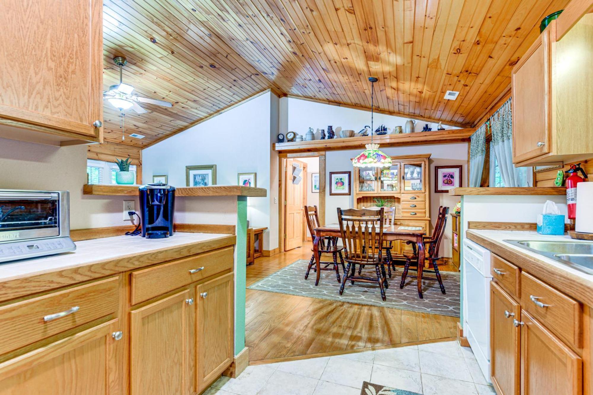 Serene Maggie Valley Retreat With Deck And Hot Tub! 외부 사진