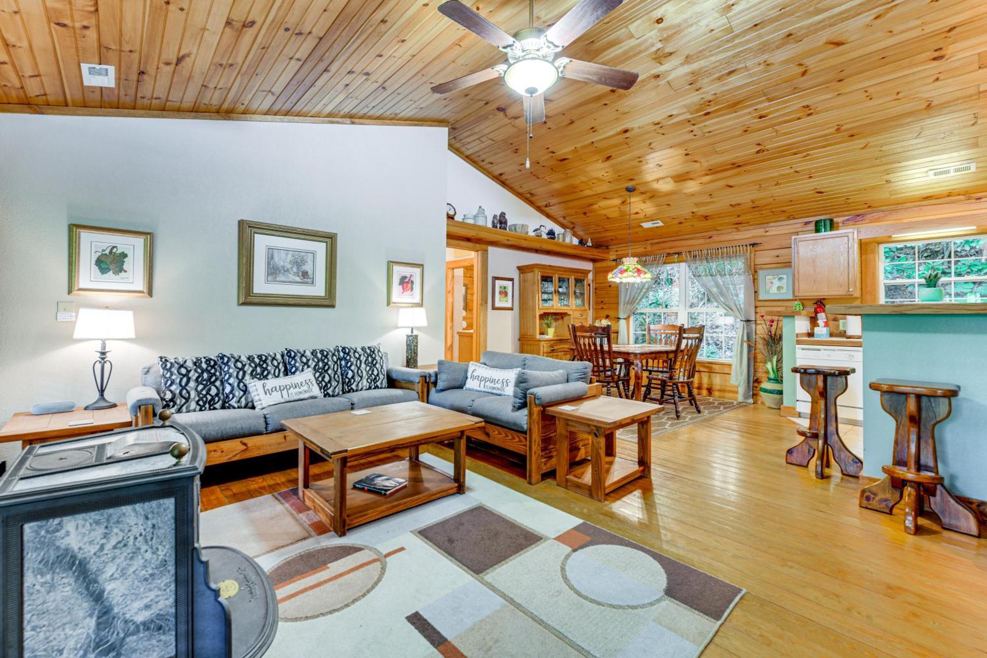 Serene Maggie Valley Retreat With Deck And Hot Tub! 외부 사진