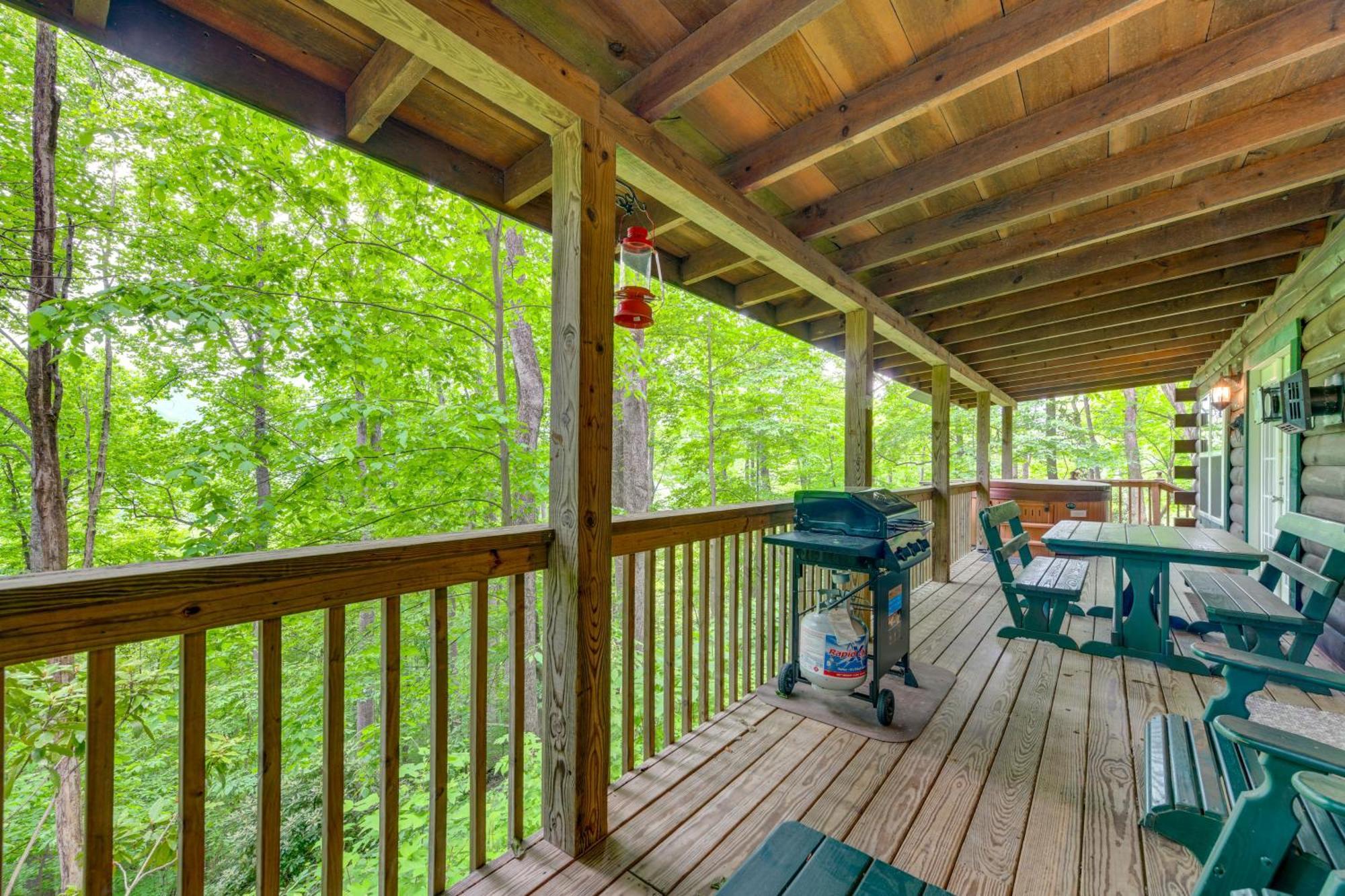 Serene Maggie Valley Retreat With Deck And Hot Tub! 외부 사진