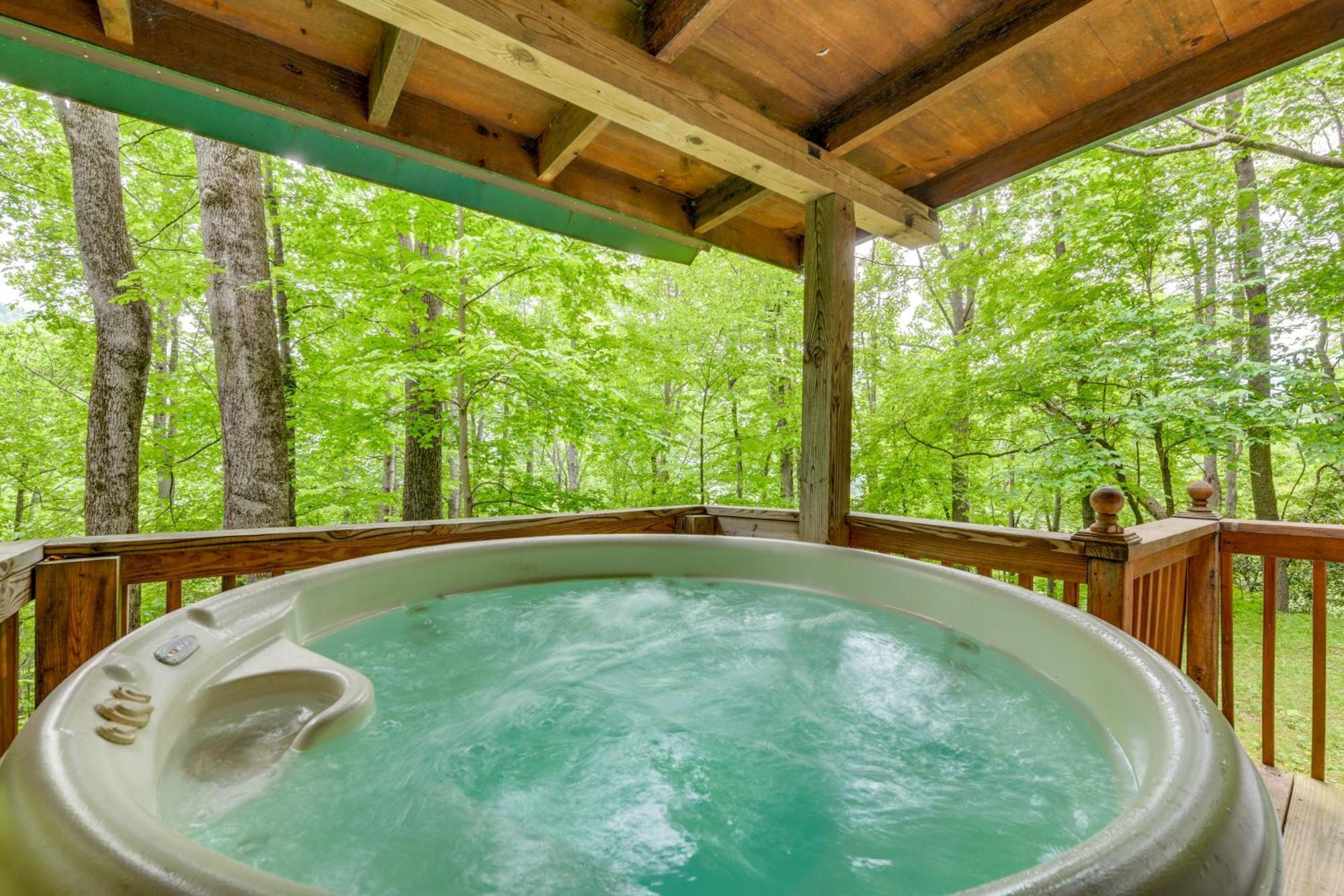 Serene Maggie Valley Retreat With Deck And Hot Tub! 외부 사진