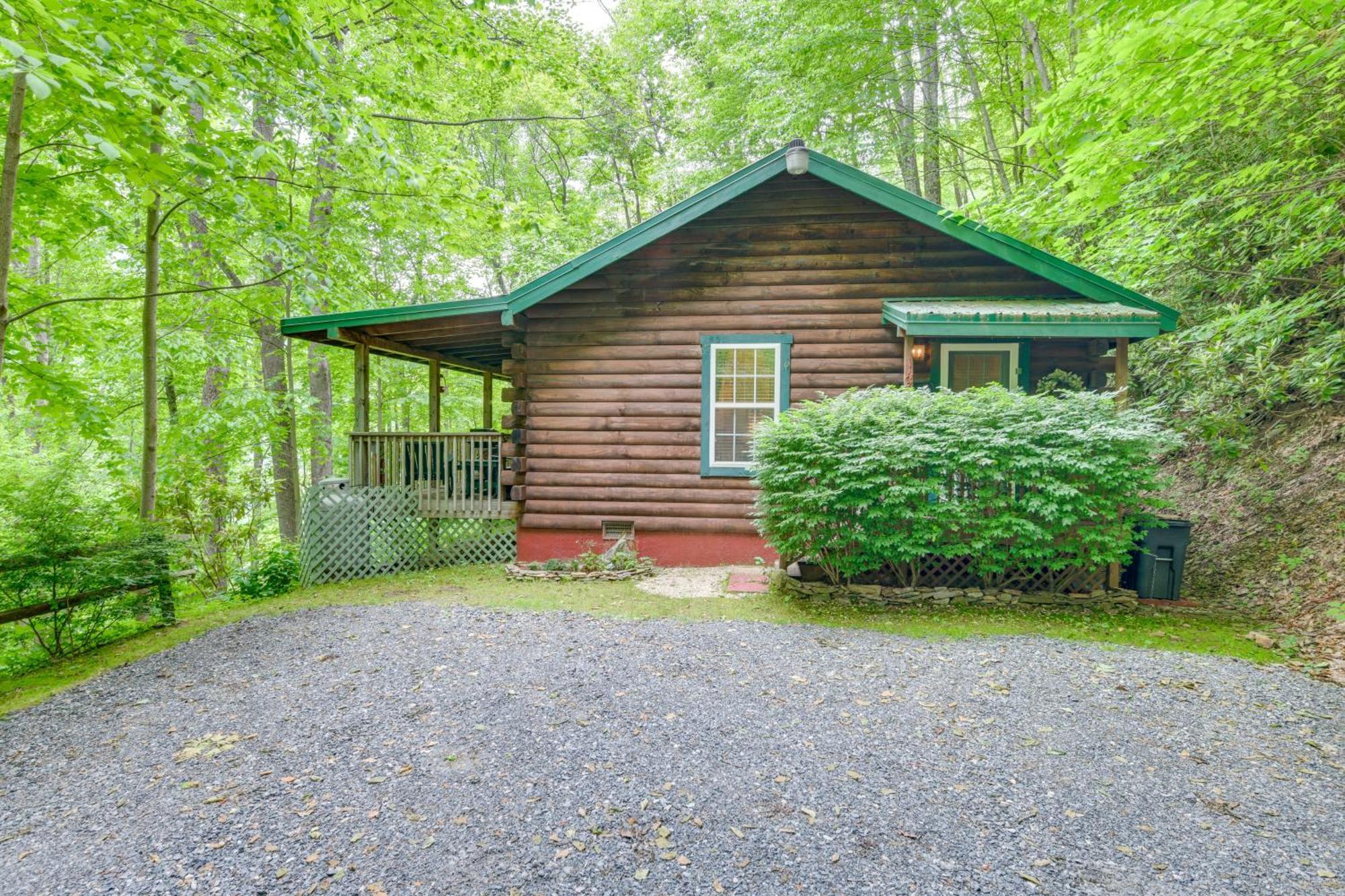 Serene Maggie Valley Retreat With Deck And Hot Tub! 외부 사진