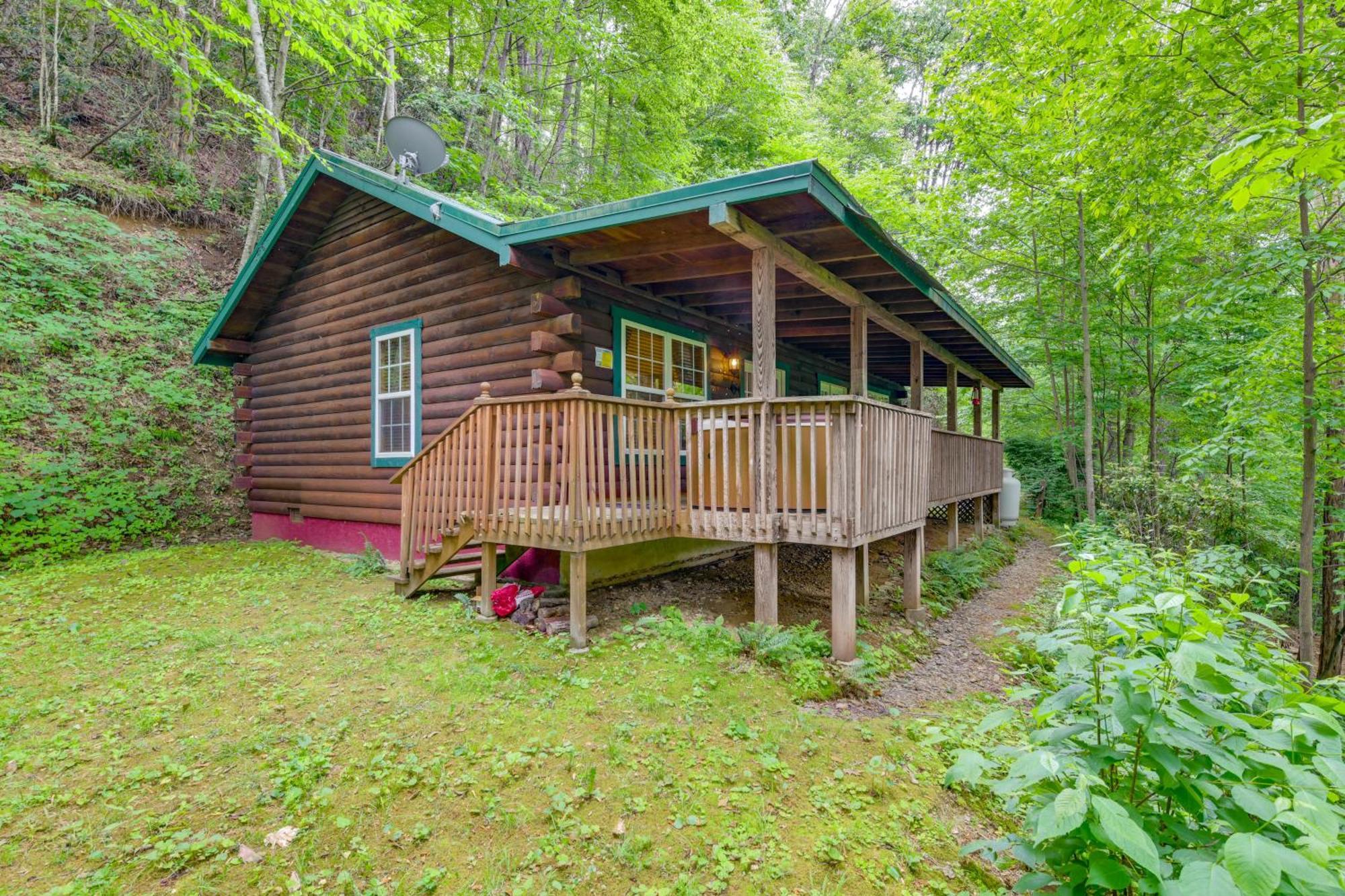 Serene Maggie Valley Retreat With Deck And Hot Tub! 외부 사진