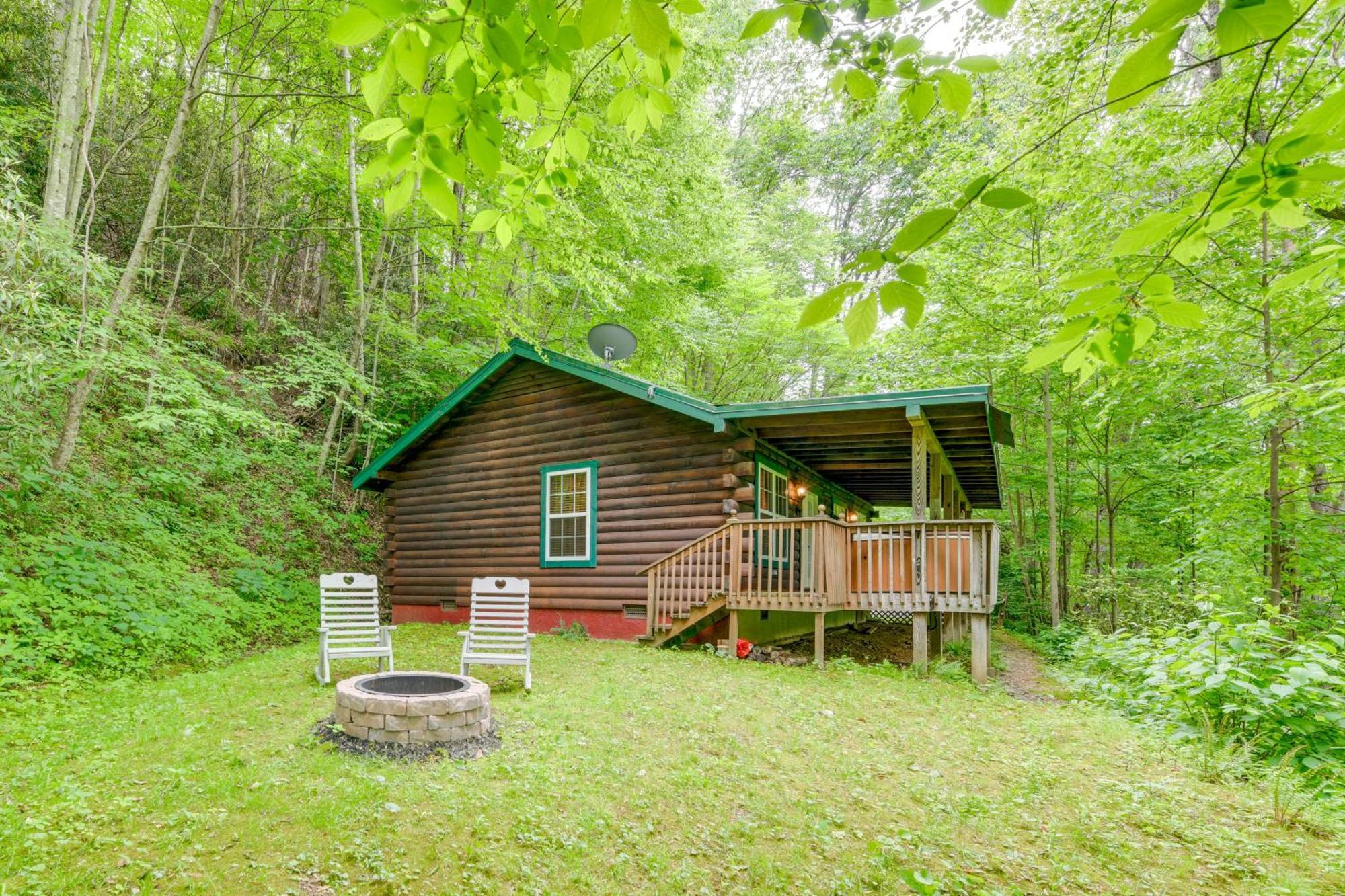 Serene Maggie Valley Retreat With Deck And Hot Tub! 외부 사진