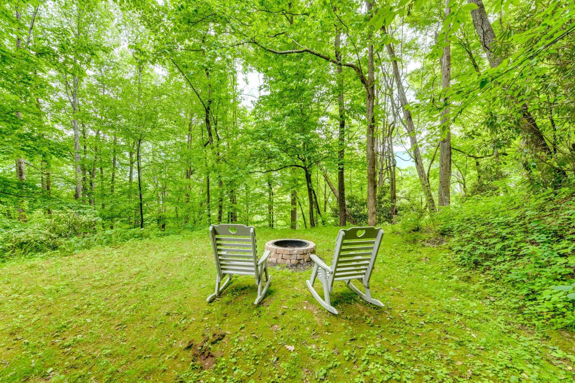 Serene Maggie Valley Retreat With Deck And Hot Tub! 외부 사진